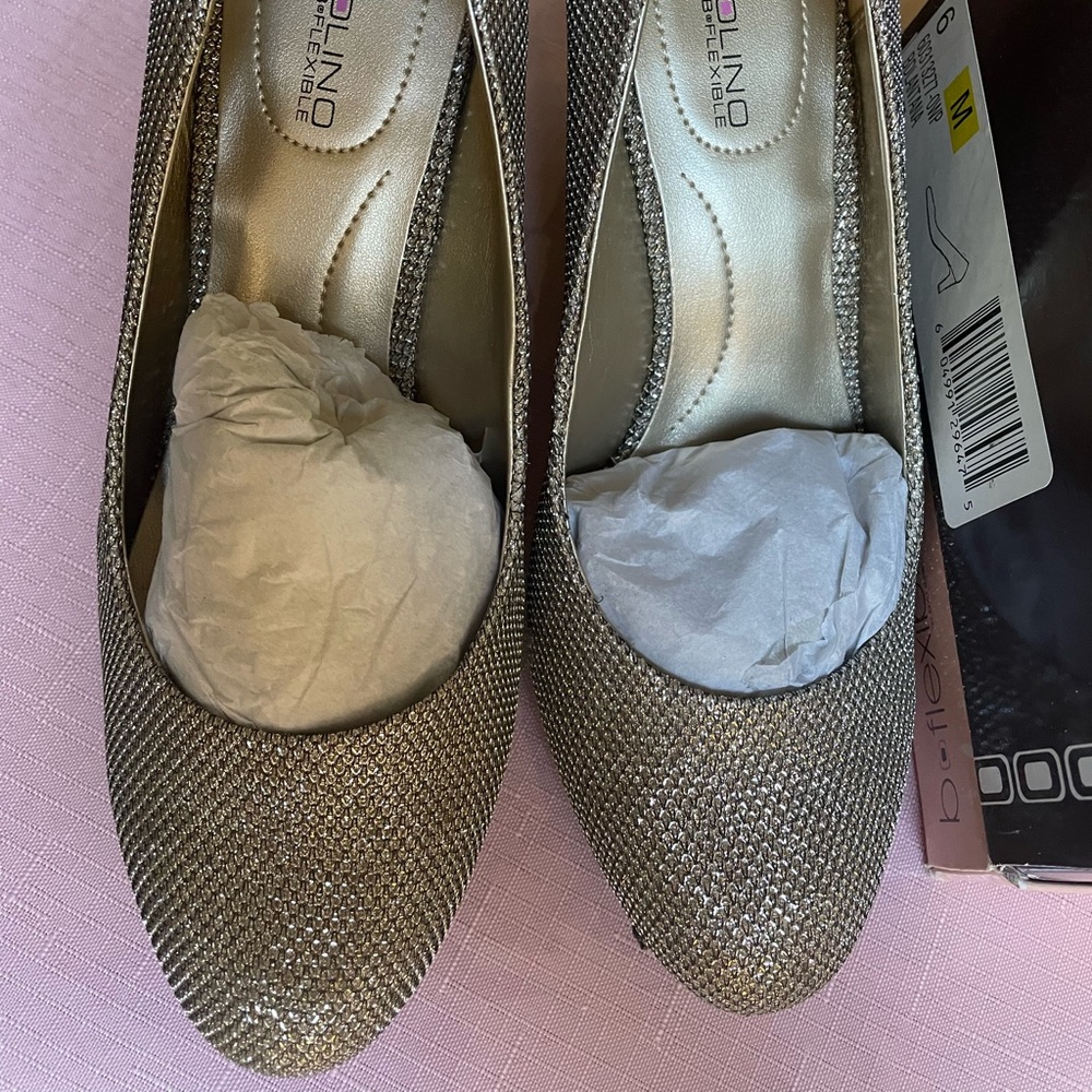 Beautiful Bandolino shiny heels.